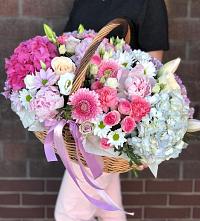 Цветочная композиция из Розы, Хризантемы, Пионы и Лизиантусы в корзине в Онуфриево