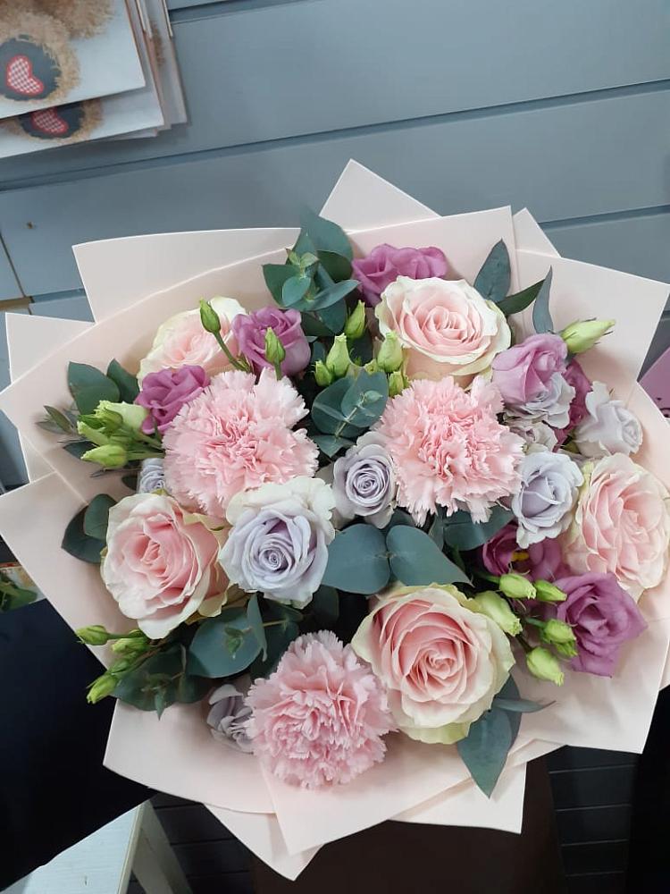 Букет цветов из: Розы, Гвоздики и Лизиантусы в Онуфриево